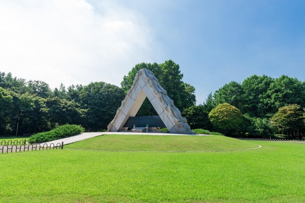 대한항공-858기-희생자-위령탑1