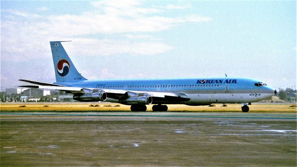 A large airplane on a runway

AI-generated content may be incorrect.