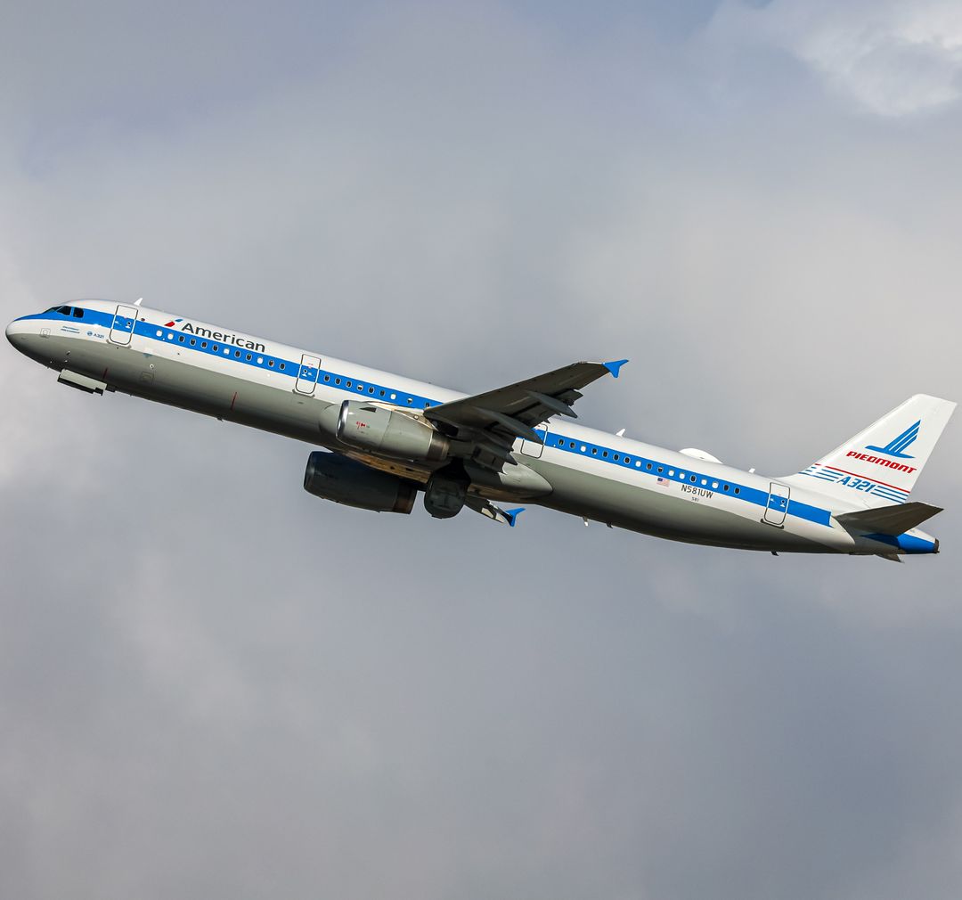 Photo of N581UW - American Airlines Airbus A321-200 at KSAN on AeroXplorer Aviation Database