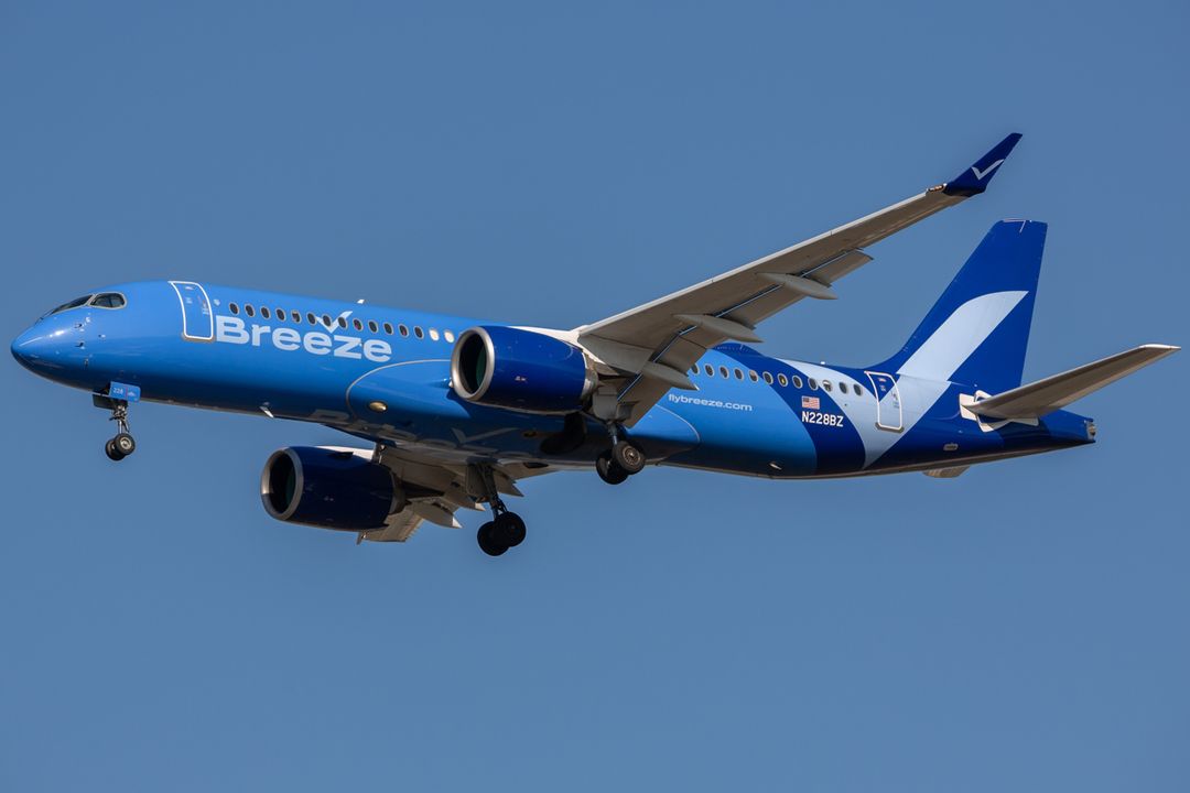 Photo of N228BZ - Breeze Airways Airbus A220-300 at CHS on AeroXplorer Aviation Database