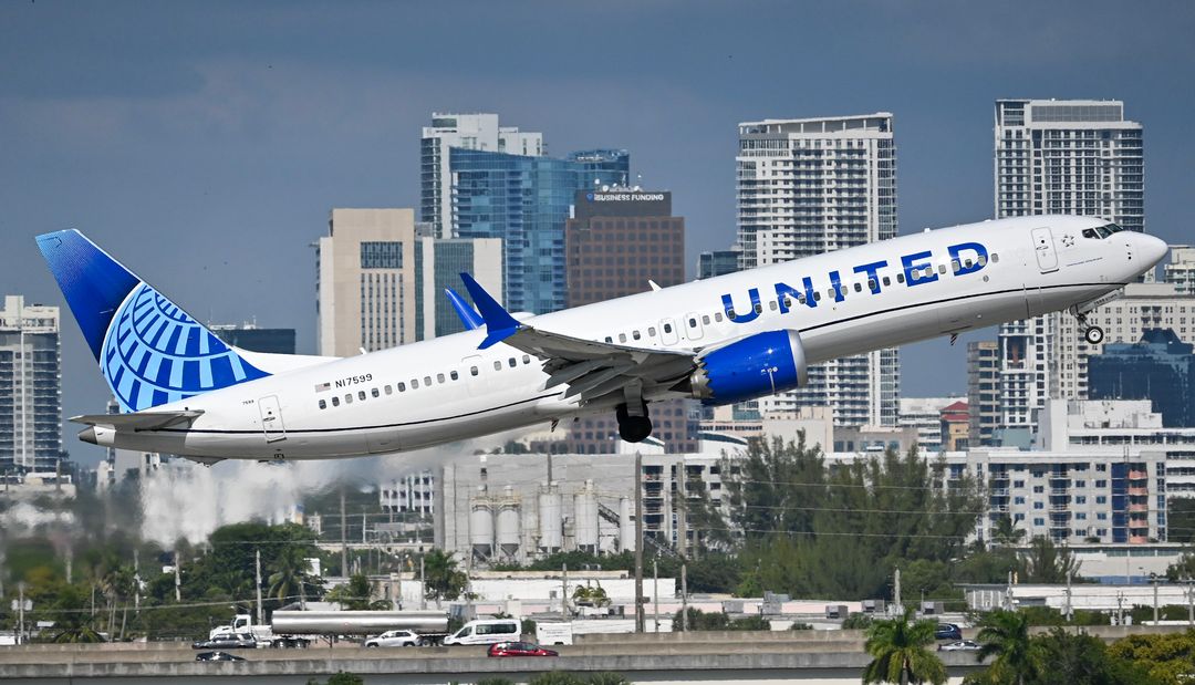 Photo of N17599 - United Airlines Boeing 737 MAX 9 at FLL on AeroXplorer Aviation Database