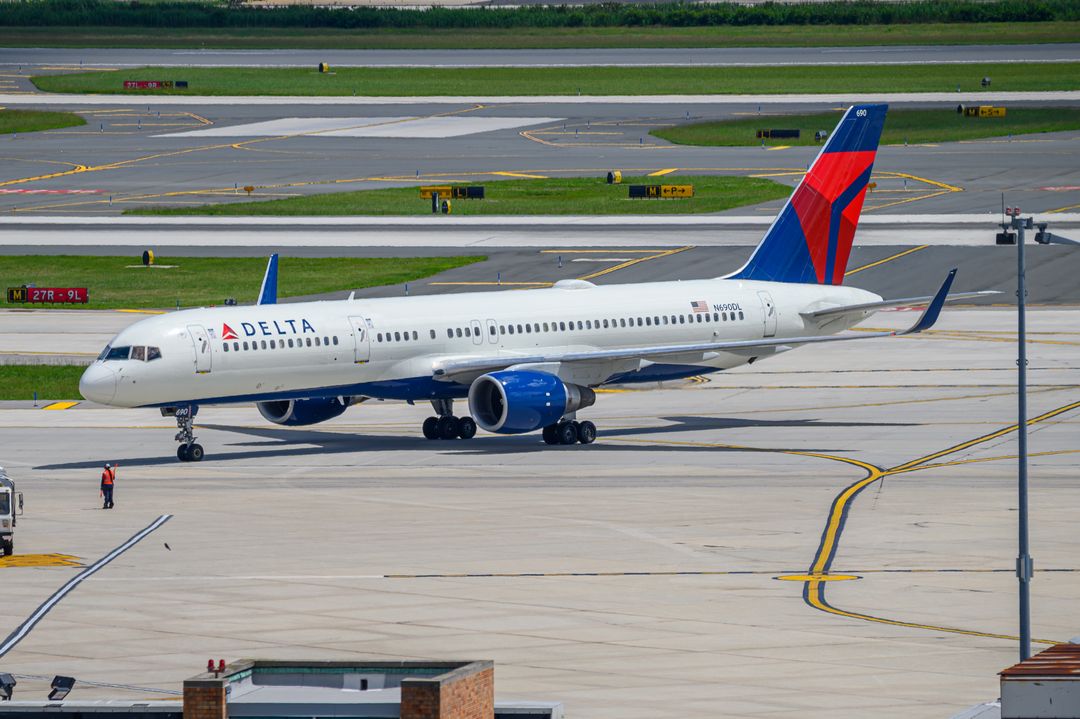 Delta Airlines Boeing 757-200 registration  on final approach at Philadelphia International Airport (PHL/KPHL) photographed by  on 05/26/2025