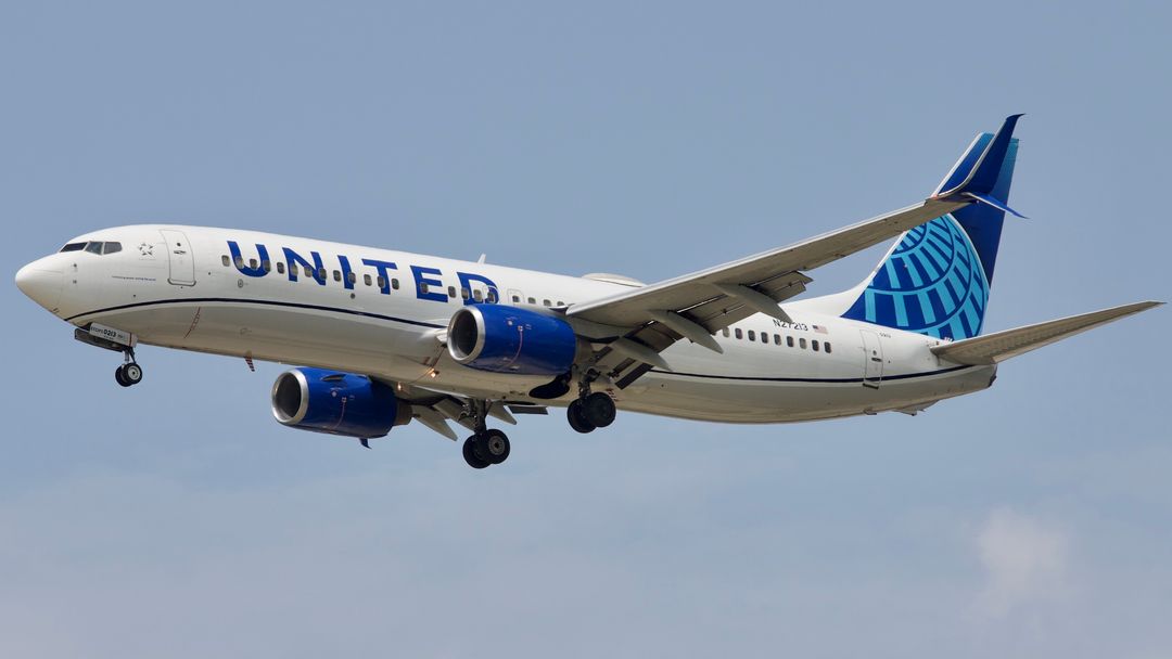 Photo of N27213 - United Airlines Boeing 737-800 at IAH on AeroXplorer Aviation Database