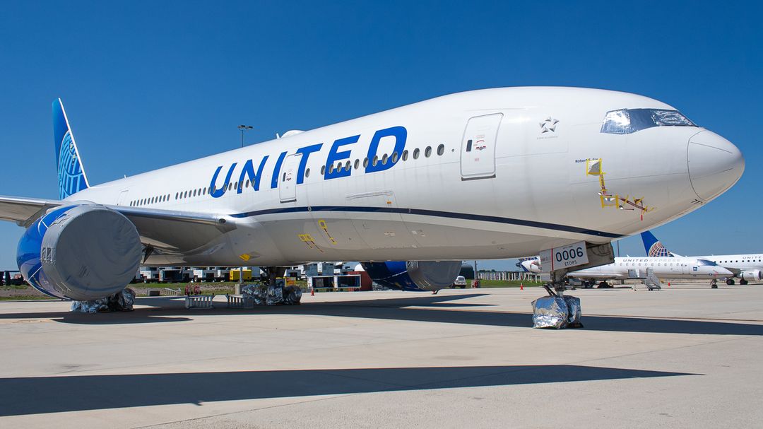 United Airlines Boeing 777-200ER registration  on final approach at Washington Dulles International Airport (IAD/KIAD) photographed by  on 09/22/52549