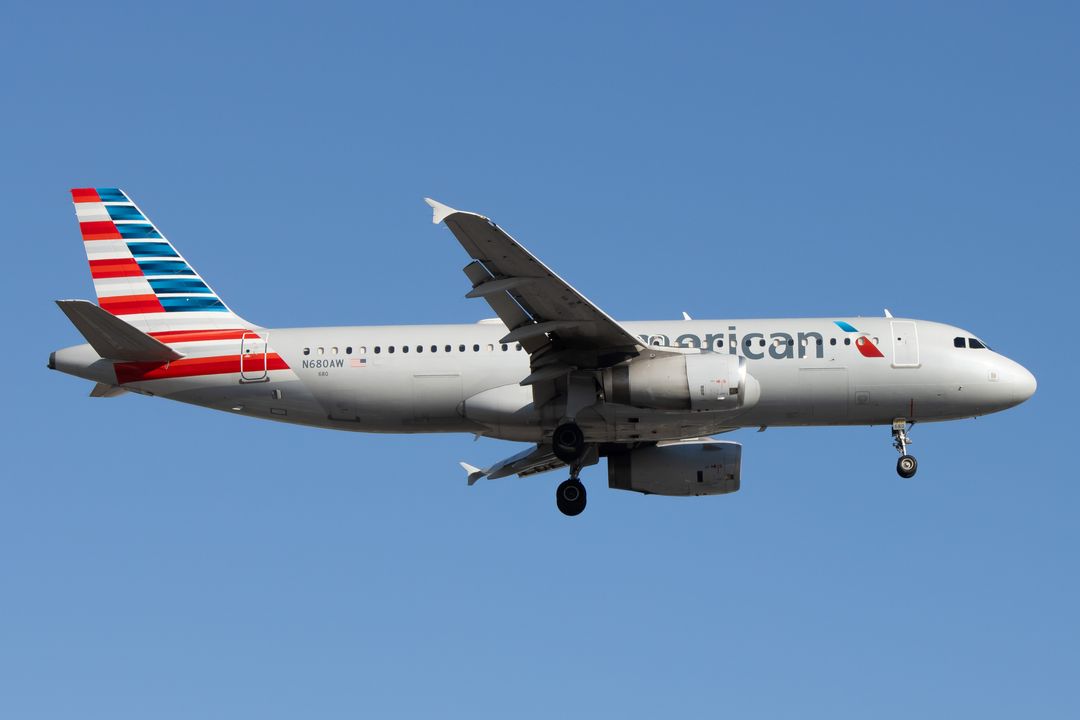 Photo of N680AW - American Airlines Airbus A320 at EWR on AeroXplorer Aviation Database Photo of N680AW - American Airlines Airbus A320 at EWR on AeroXplorer Aviation Database