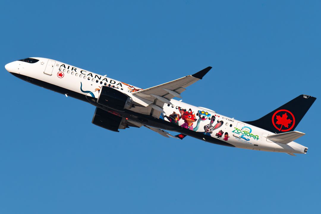 Photo of C-FHMO - Air Canada Airbus A220-300 at LAX on AeroXplorer Aviation Database