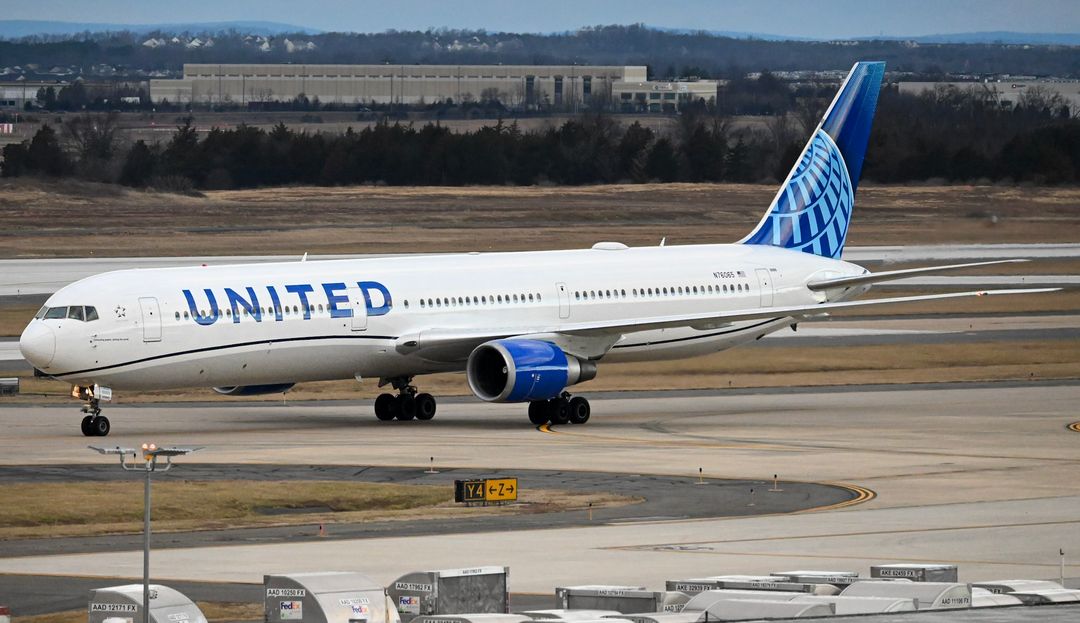 Photo of N76065 - United Airlines Boeing 767-400 at IAD on AeroXplorer Aviation Database Photo of N76065 - United Airlines Boeing 767-400 at IAD on AeroXplorer Aviation Database