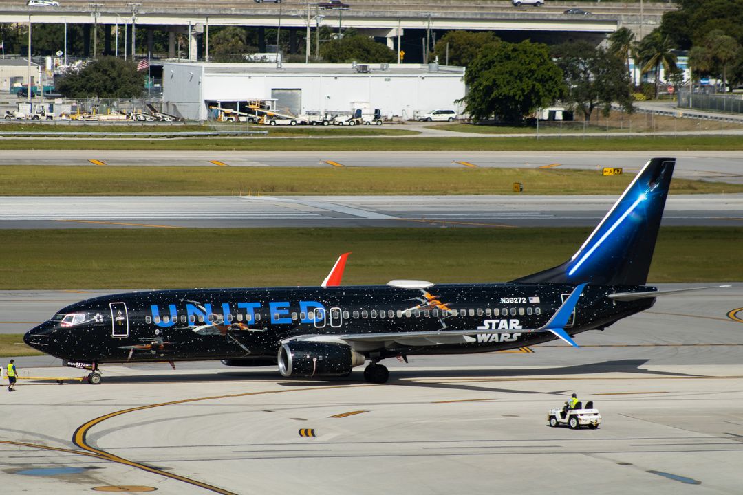 Photo of N36272 - United Airlines Boeing 737-800 at FLL on AeroXplorer Aviation Database
