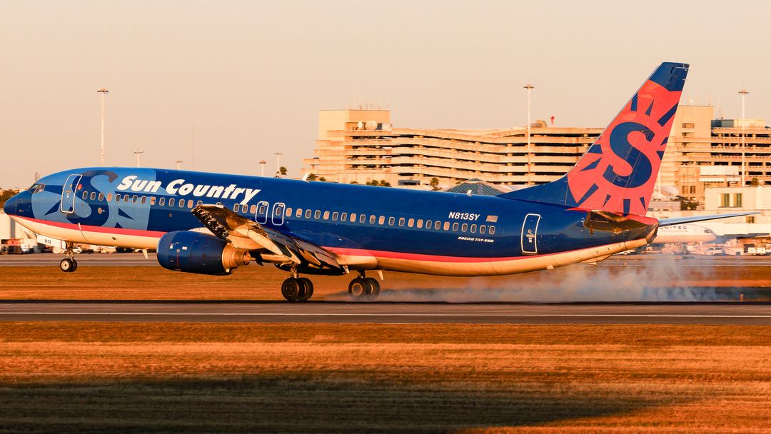 Photo of N813SY - Sun Country Airlines Boeing 737-800 at MCO on AeroXplorer Aviation Database