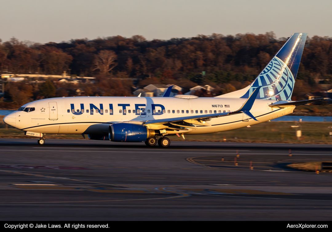 Photo of N16713 - United Airlines Boeing 737-700 at DCA on AeroXplorer Aviation Database