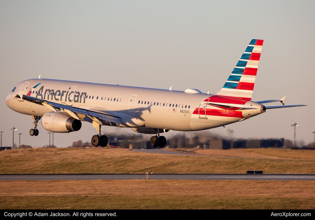 Photo of N923US - American Airlines Airbus A321-200 at BWI on AeroXplorer Aviation Database Photo of N923US - American Airlines Airbus A321-200 at BWI on AeroXplorer Aviation Database