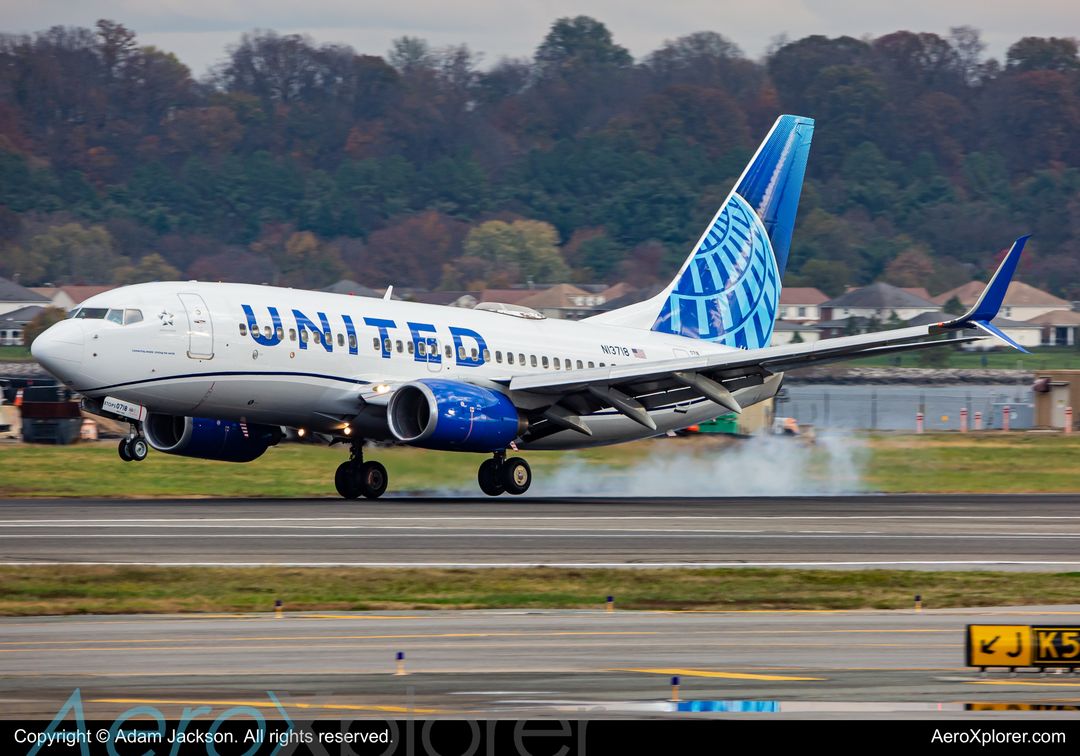 Photo of N13718 - United Airlines Boeing 737-700 at DCA on AeroXplorer Aviation Database Photo of N13718 - United Airlines Boeing 737-700 at DCA on AeroXplorer Aviation Database