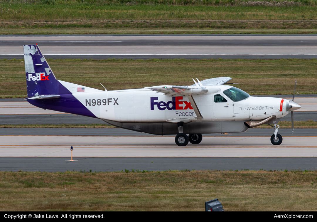 Photo of N989FX - FedEx Cessna 208B Super Cargomaster at IAD on AeroXplorer Aviation Database Photo of N989FX - FedEx Cessna 208B Super Cargomaster at IAD on AeroXplorer Aviation Database