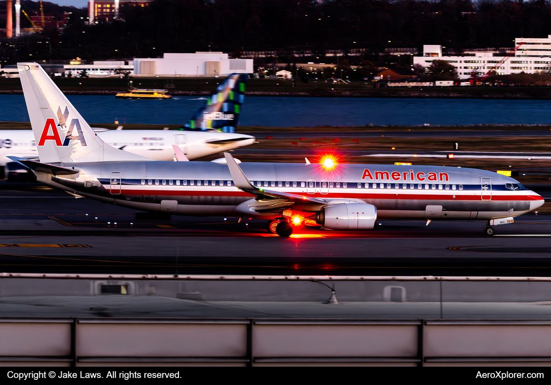 Photo of N921NN - American Airlines Boeing 737-800 at DCA on AeroXplorer Aviation Database