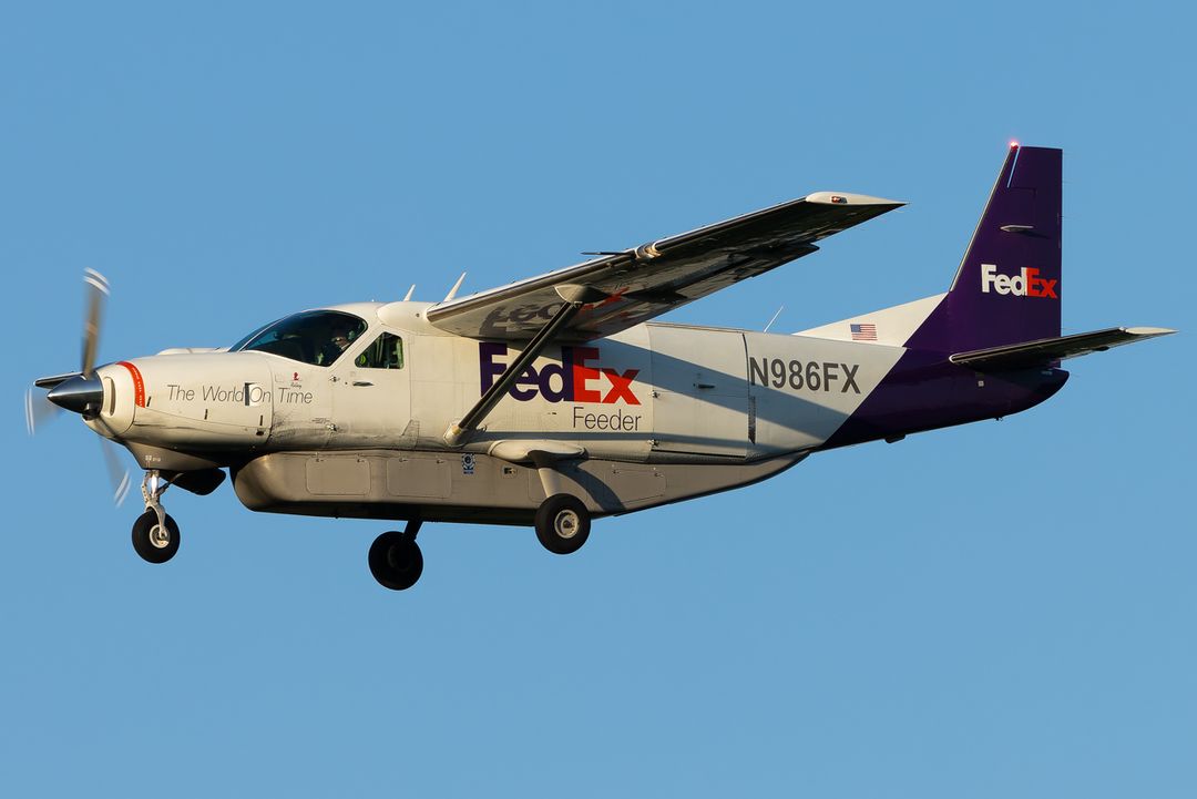 Photo of N986FX - FedEx Cessna 208B Super Cargomaster at PIT on AeroXplorer Aviation Database Photo of N986FX - FedEx Cessna 208B Super Cargomaster at PIT on AeroXplorer Aviation Database