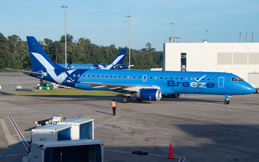 Photo of N193BZ - Breeze Airways Embraer E195 at CHS on AeroXplorer Aviation Database Photo of N193BZ - Breeze Airways Embraer E195 at CHS on AeroXplorer Aviation Database