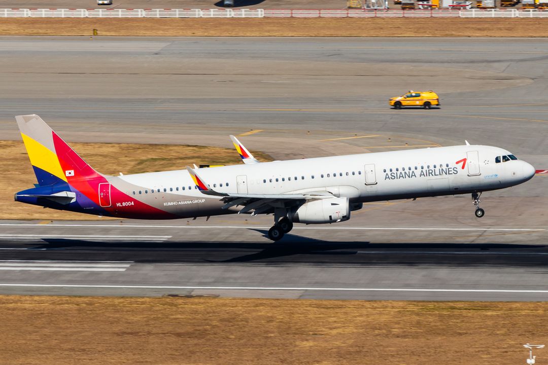 Photo of HL8004 - Asiana Airlines Airbus A321-200 at HKG on AeroXplorer Aviation Database Photo of HL8004 - Asiana Airlines Airbus A321-200 at HKG on AeroXplorer Aviation Database