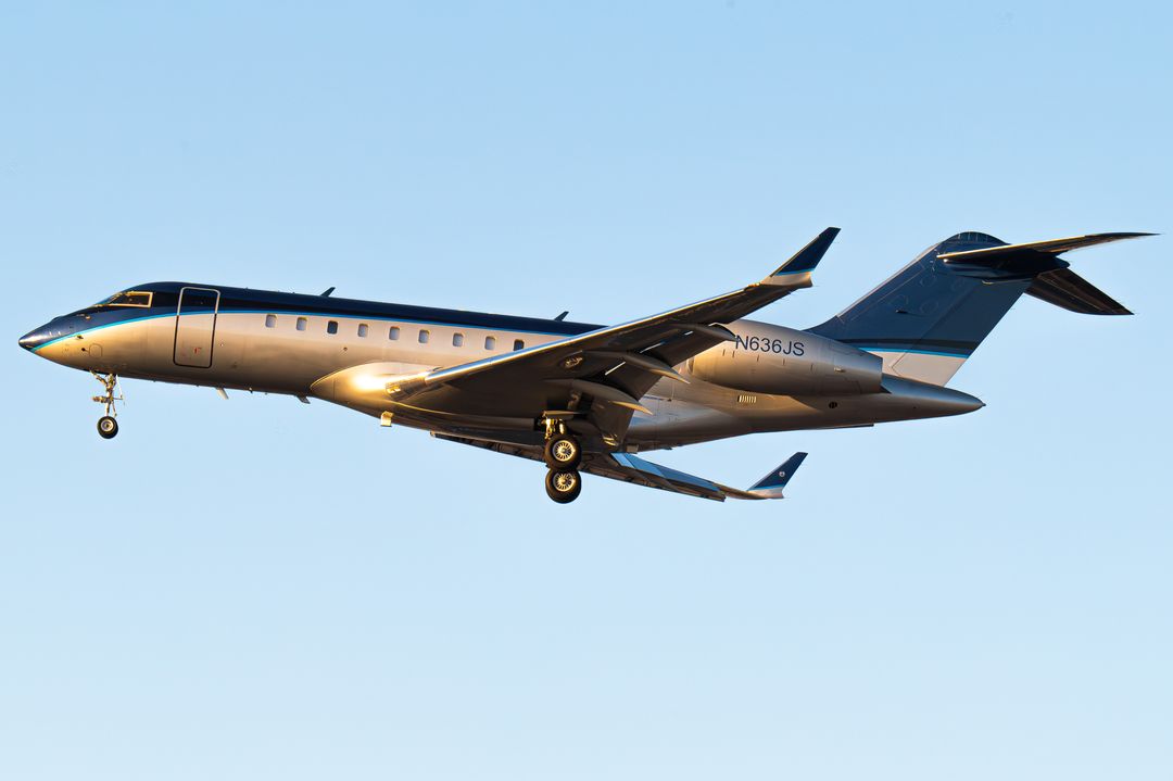 Photo of N636JS - PRIVATE Bombardier Global 5000 at LAX on AeroXplorer Aviation Database