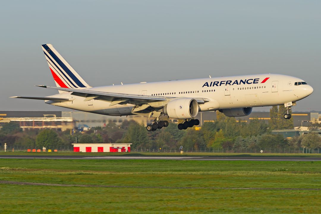 Air France Boeing 777-200ER registration  on final approach at Paris Orly Airport (ORY/LFPO) photographed by  on 01/08/52617