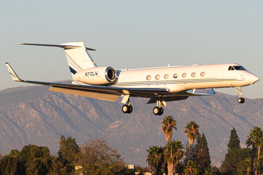 Photo of N712LW - PRIVATE Gulfstream G550 at VNY on AeroXplorer Aviation Database