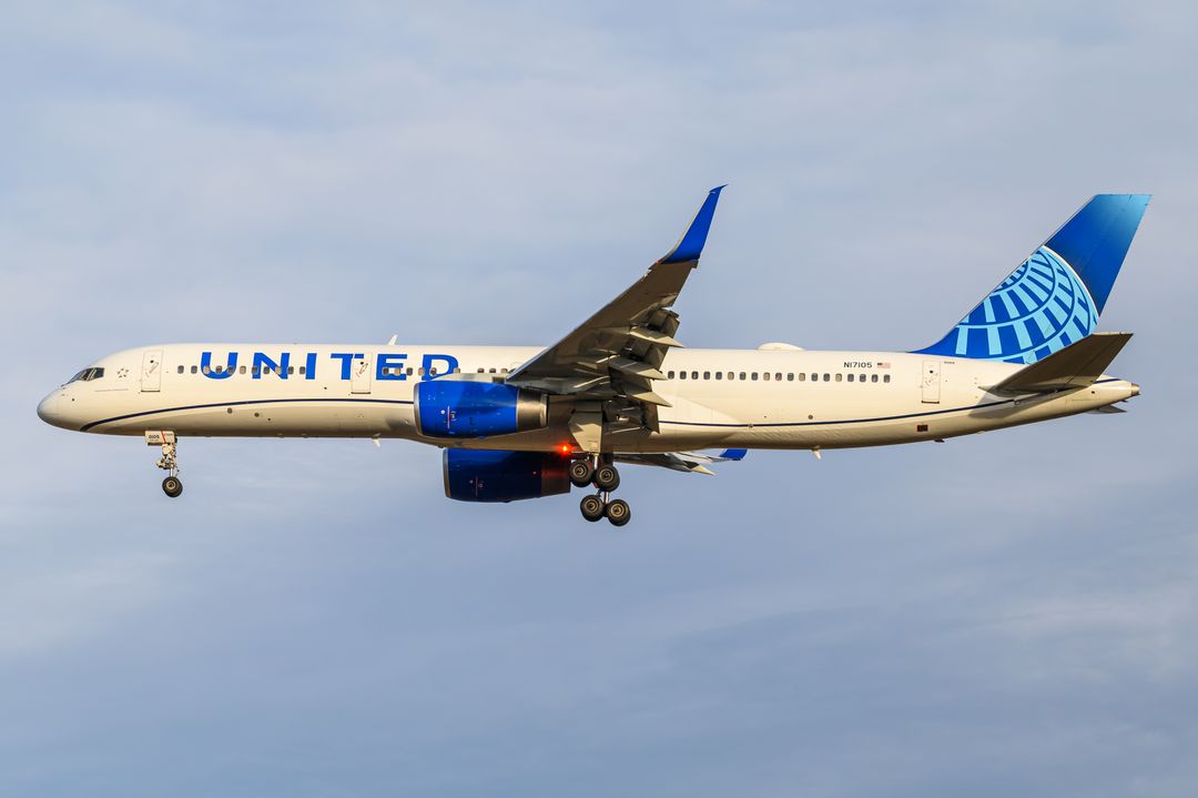 United Airlines Boeing 757-200 registration  on final approach at Washington Dulles International Airport (IAD/KIAD) photographed by  on 12/21/2025