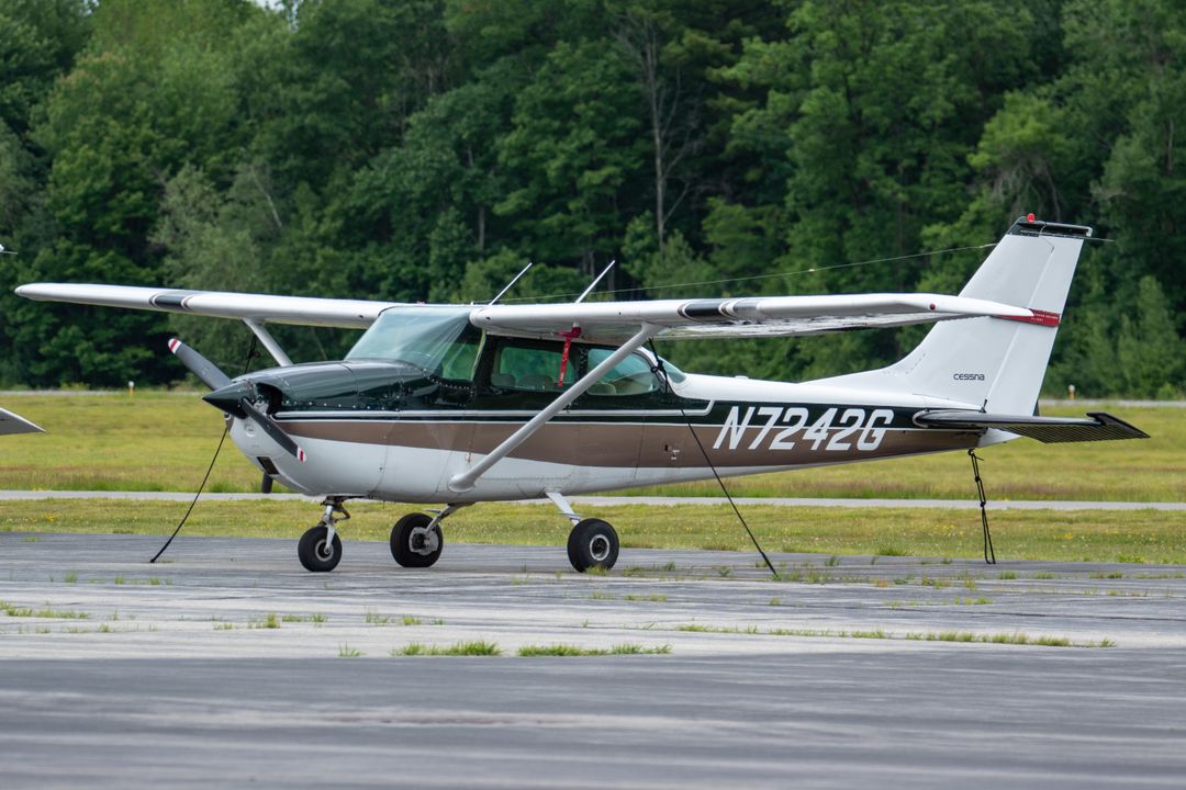Photo of N7242G - PRIVATE Cessna 172 at ASH on AeroXplorer Aviation Database Photo of N7242G - PRIVATE Cessna 172 at ASH on AeroXplorer Aviation Database
