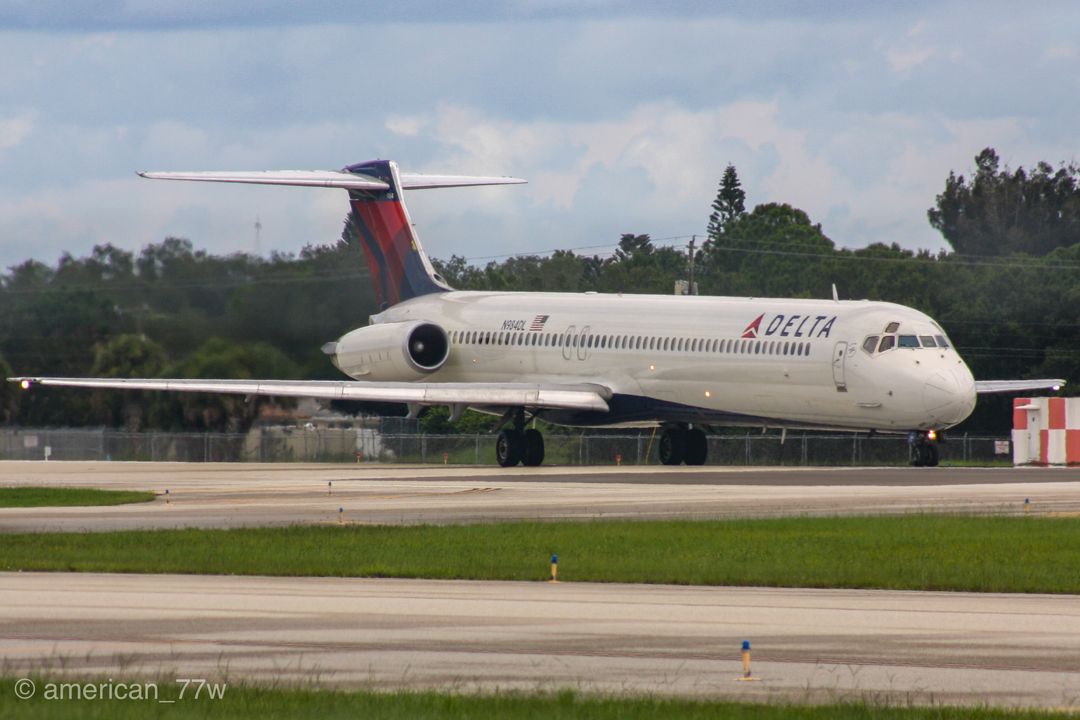 Photo of N984DL - Delta Airlines Mcdonnell Douglas MD-88 at SRQ on AeroXplorer Aviation Database Photo of N984DL - Delta Airlines Mcdonnell Douglas MD-88 at SRQ on AeroXplorer Aviation Database