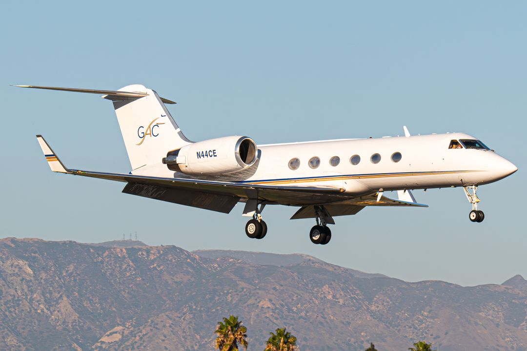 Photo of N44CE - PRIVATE Gulfstream IV at VNY on AeroXplorer Aviation Database