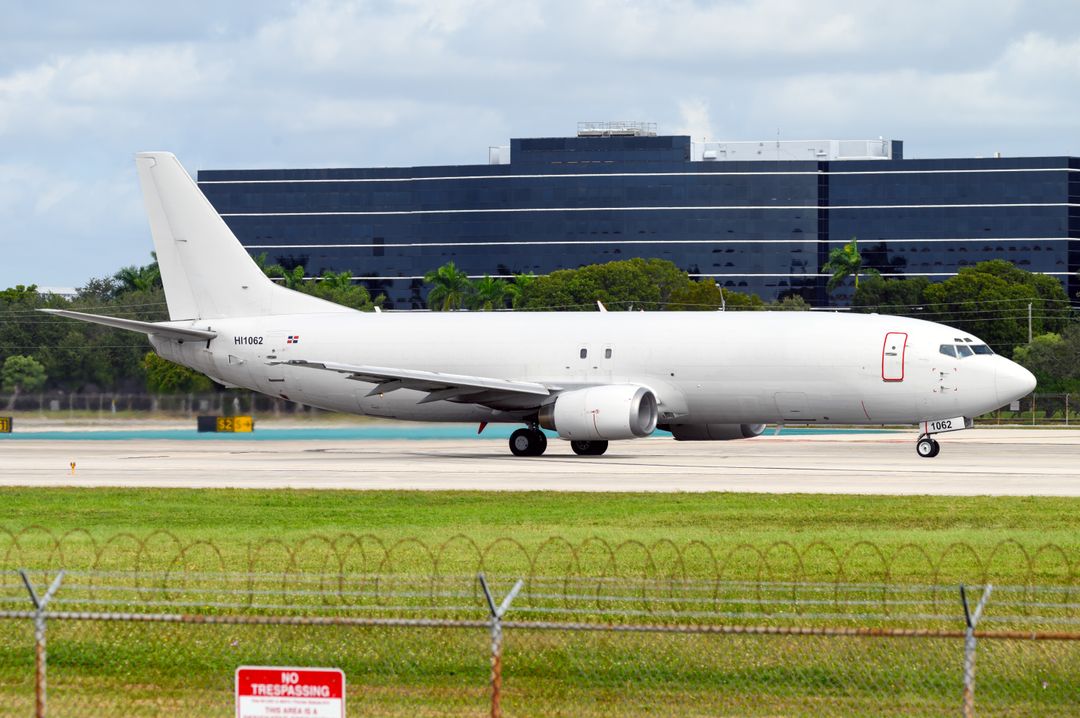 Photo of HI1062 - SKYhigh Dominicana Boeing 737-400F at MIA on AeroXplorer Aviation Database