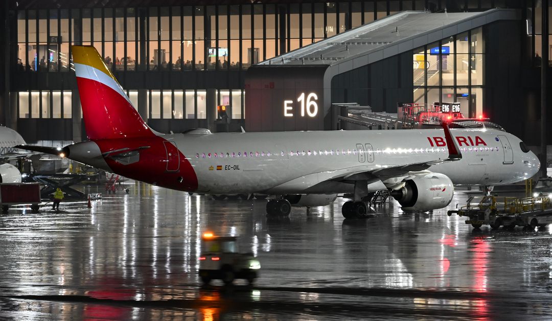 Photo of EC-OIL - Iberia Airbus A321XLR at BOS on AeroXplorer Aviation Database