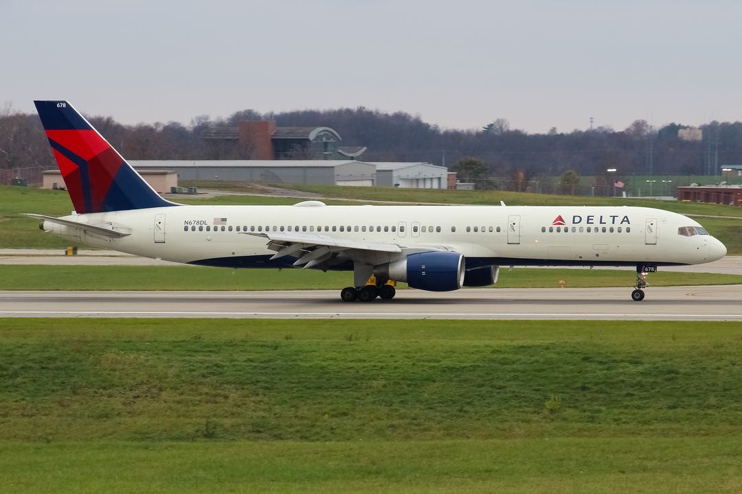 Photo of N678DL - Delta Airlines Boeing 757-200 at CVG on AeroXplorer Aviation Database Photo of N678DL - Delta Airlines Boeing 757-200 at CVG on AeroXplorer Aviation Database