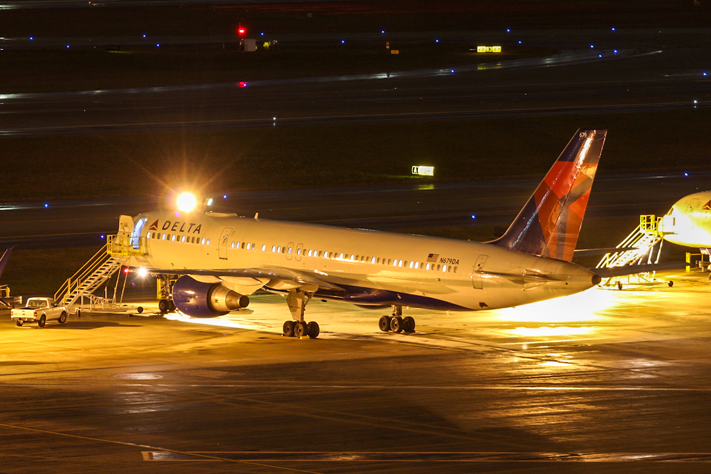 Full size: Delta Airlines Boeing 757-200 N679DA at Hartsfield-Jackson Atlanta International Airport