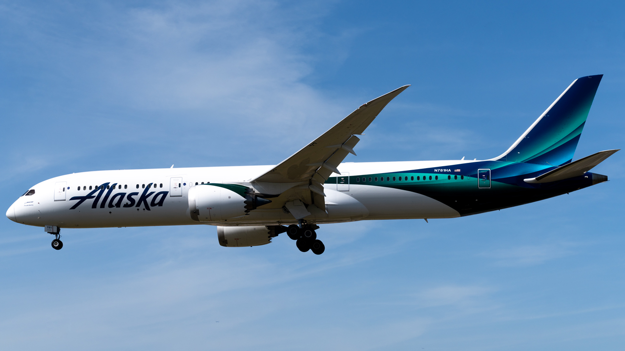 Full size: Alaska Airlines Boeing 787-9 N781HA at London Heathrow International Airport