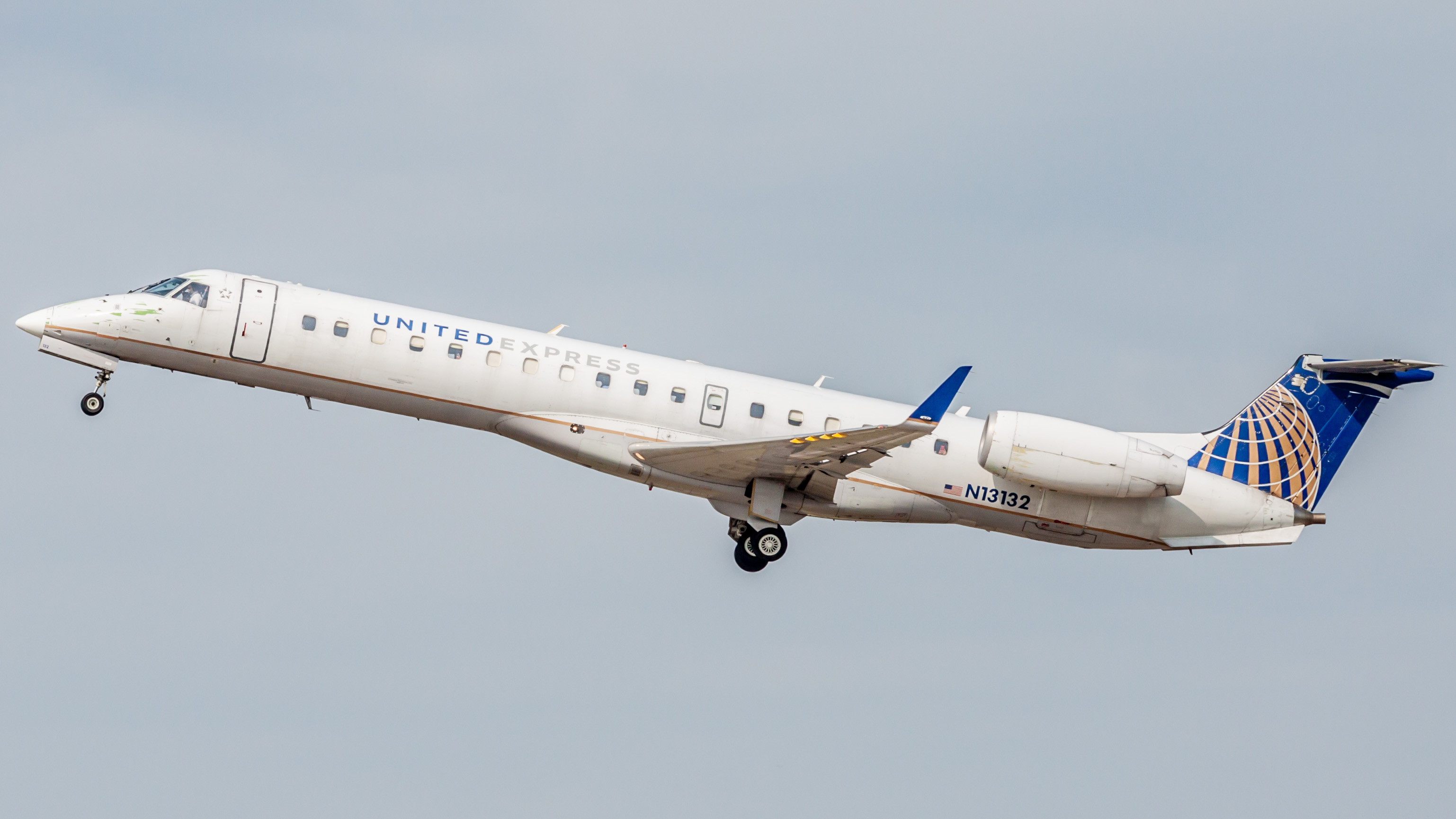 Full size: United Express Embraer ERJ145 N13132 at Houston-George Bush Intercontinental Airport