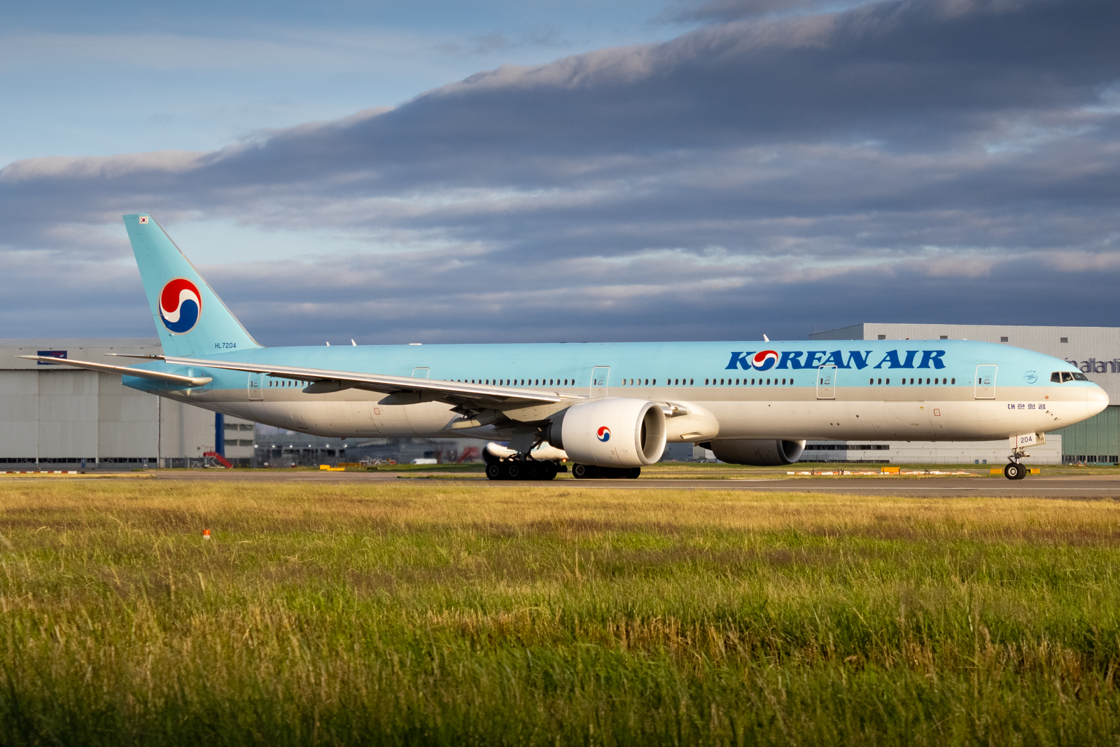 Full size: Korean Air Boeing 777-300ER HL7204 at London Heathrow International Airport