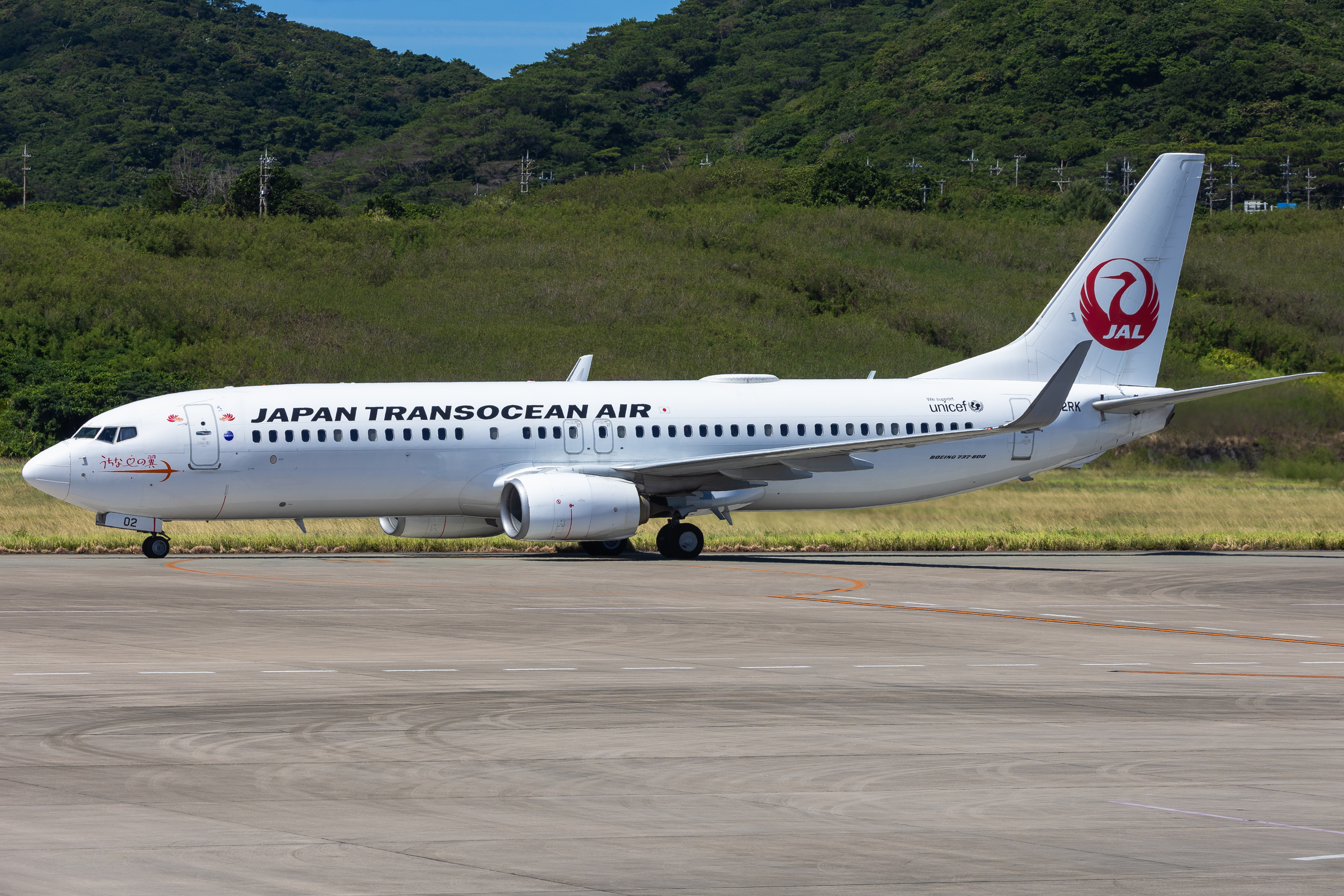 Full size: Japan Transocean Air Boeing 737-800 JA02RK at Ishigaki New Airport