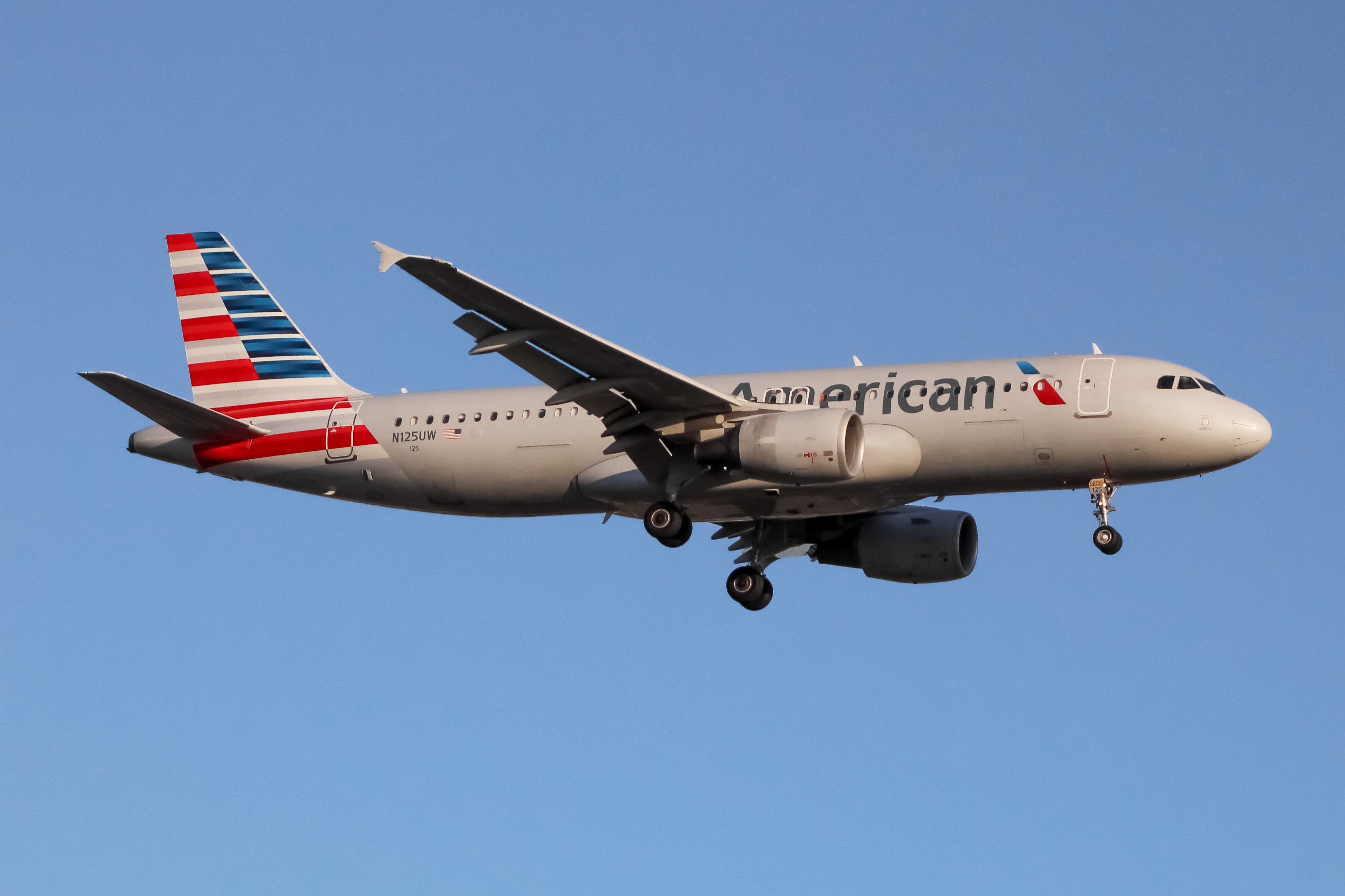 Full size: American Airlines Airbus A320 N125UW at Newark Liberty International Airport