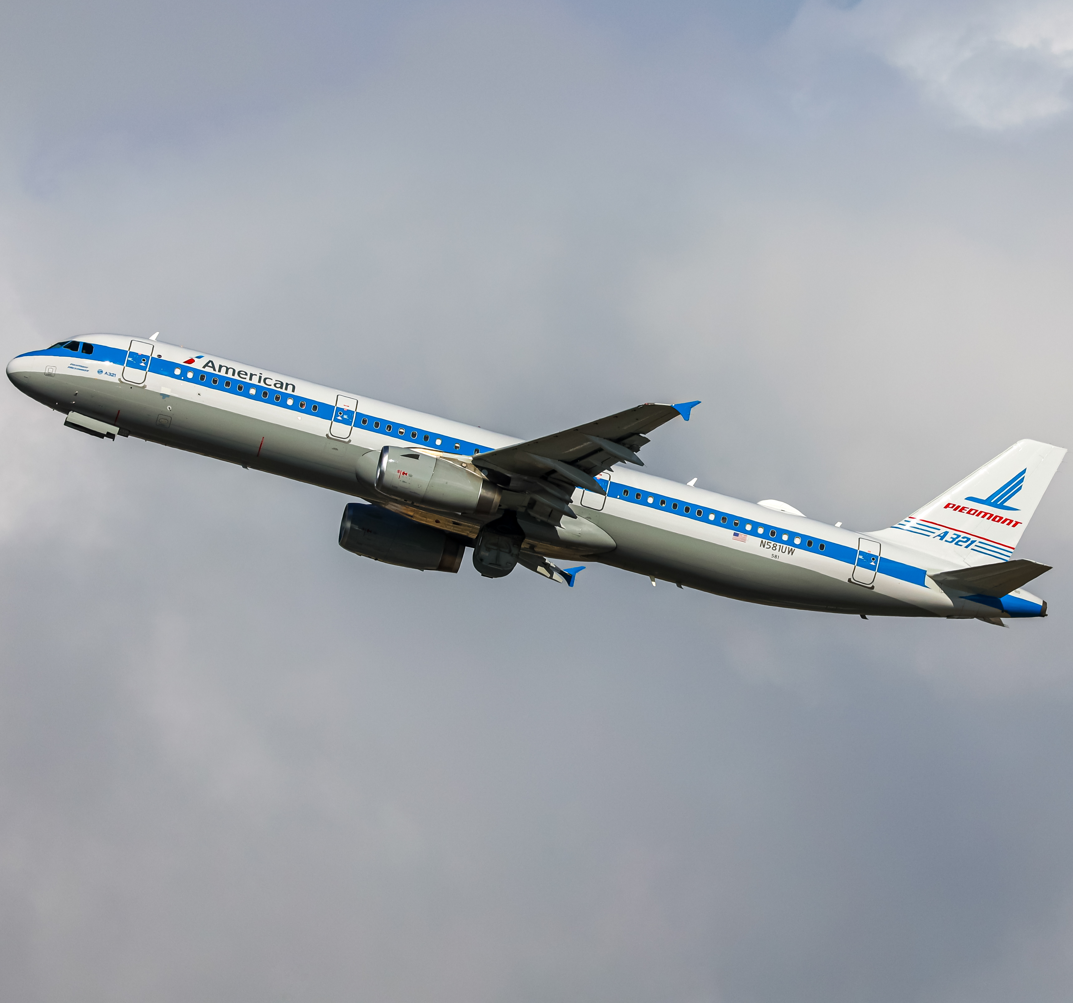 Full size: American Airlines Airbus A321-200 N581UW at San Diego International Airport