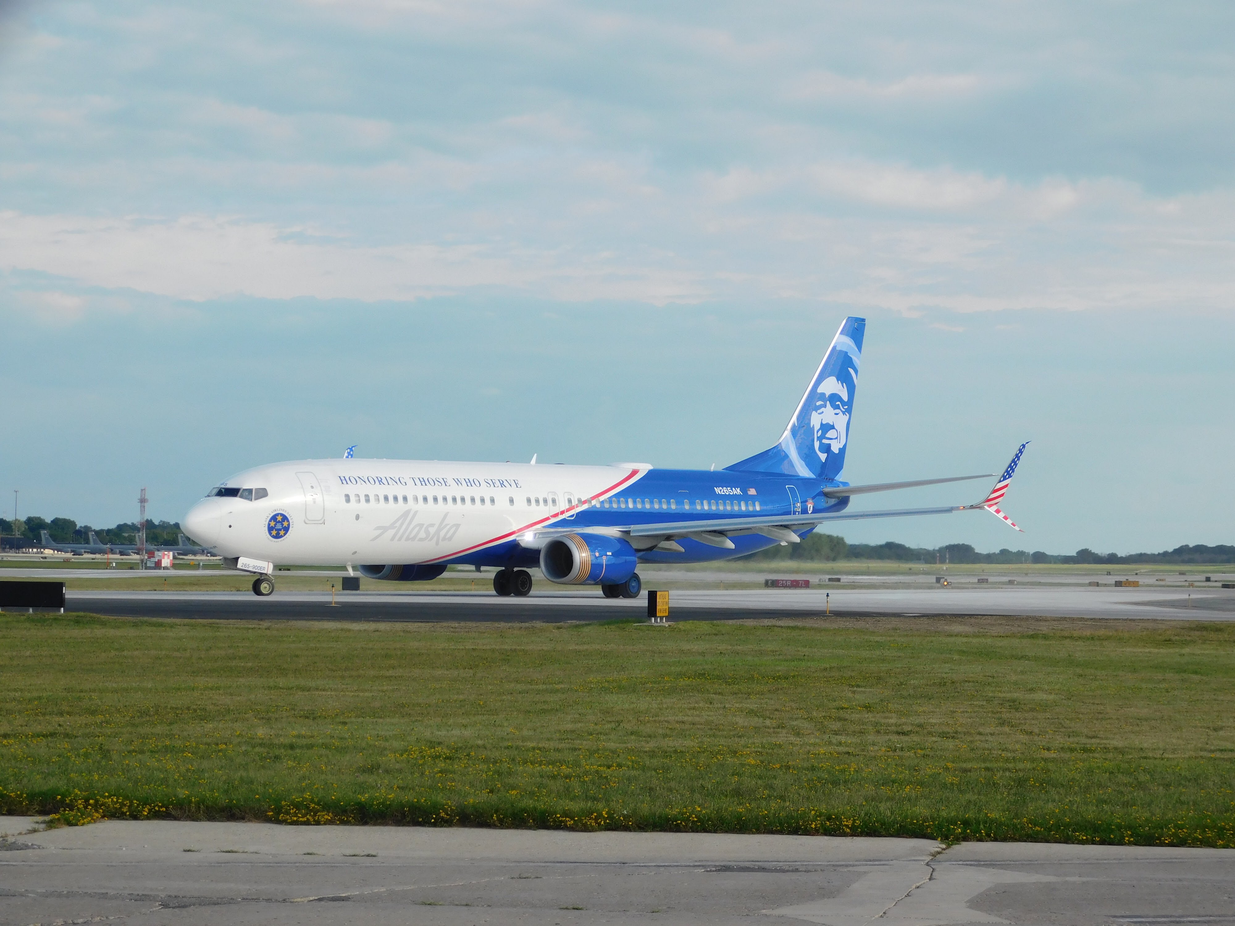 Full size: Alaska Airlines Boeing 737-900ER N265AK at General Mitchell International Airport