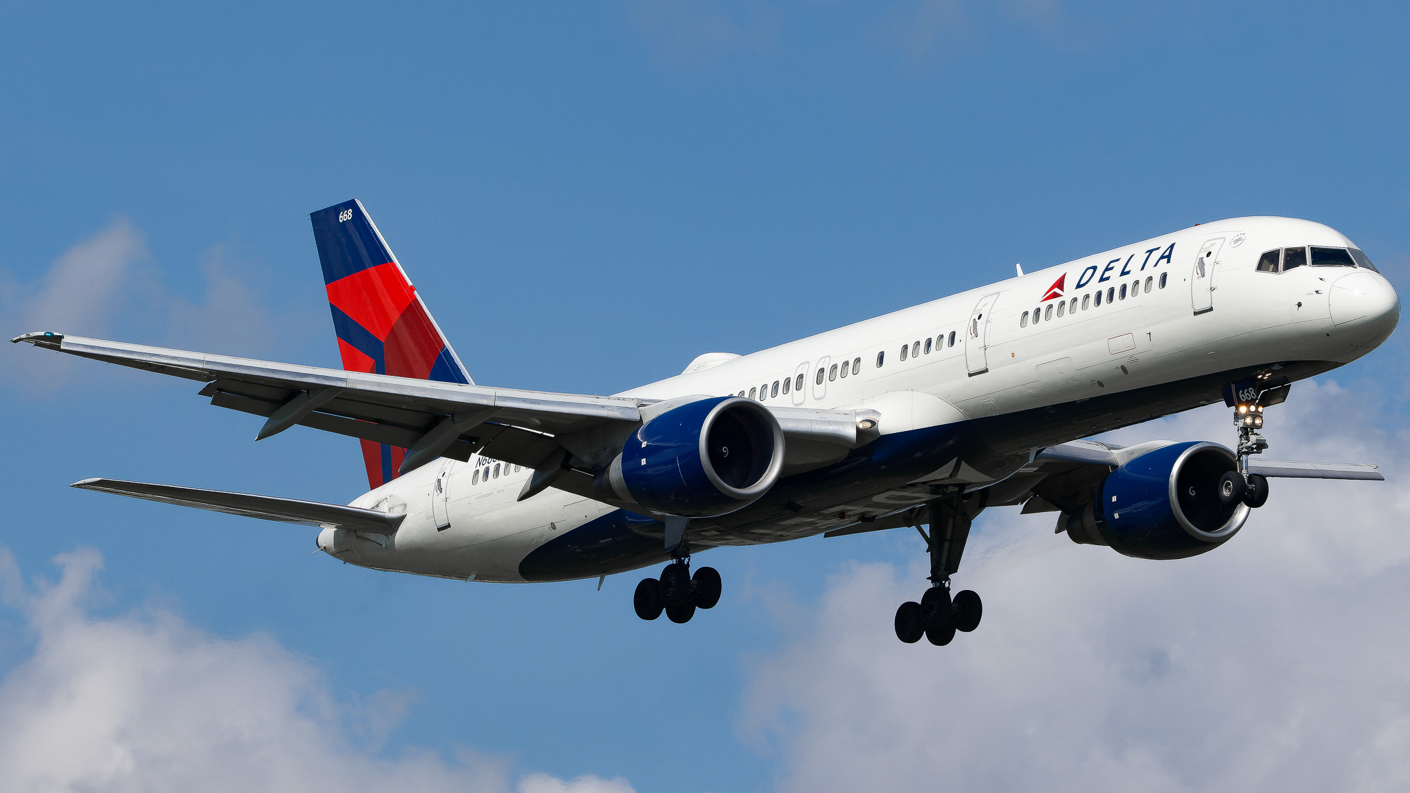 Full size: Delta Airlines Boeing 757-200 N688DL at Tampa International Airport