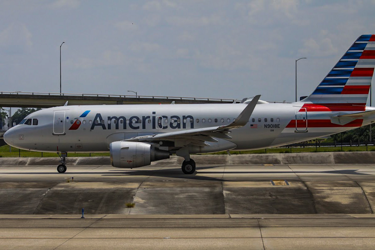 Full size: American Airlines Airbus A319 N9018E at Houston-George Bush Intercontinental Airport
