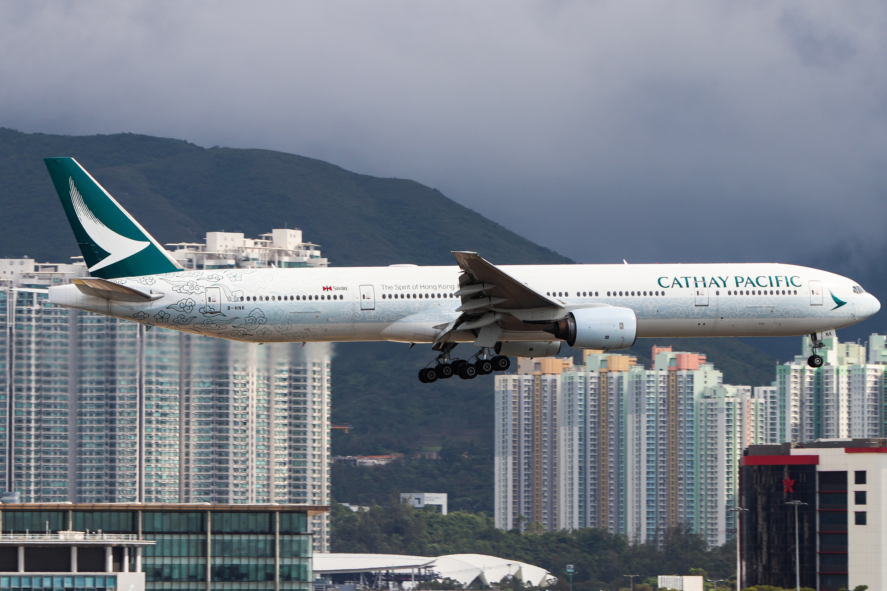 Full size: Cathay Pacific Boeing 777-300 B-HNK at Hong Kong International Airport