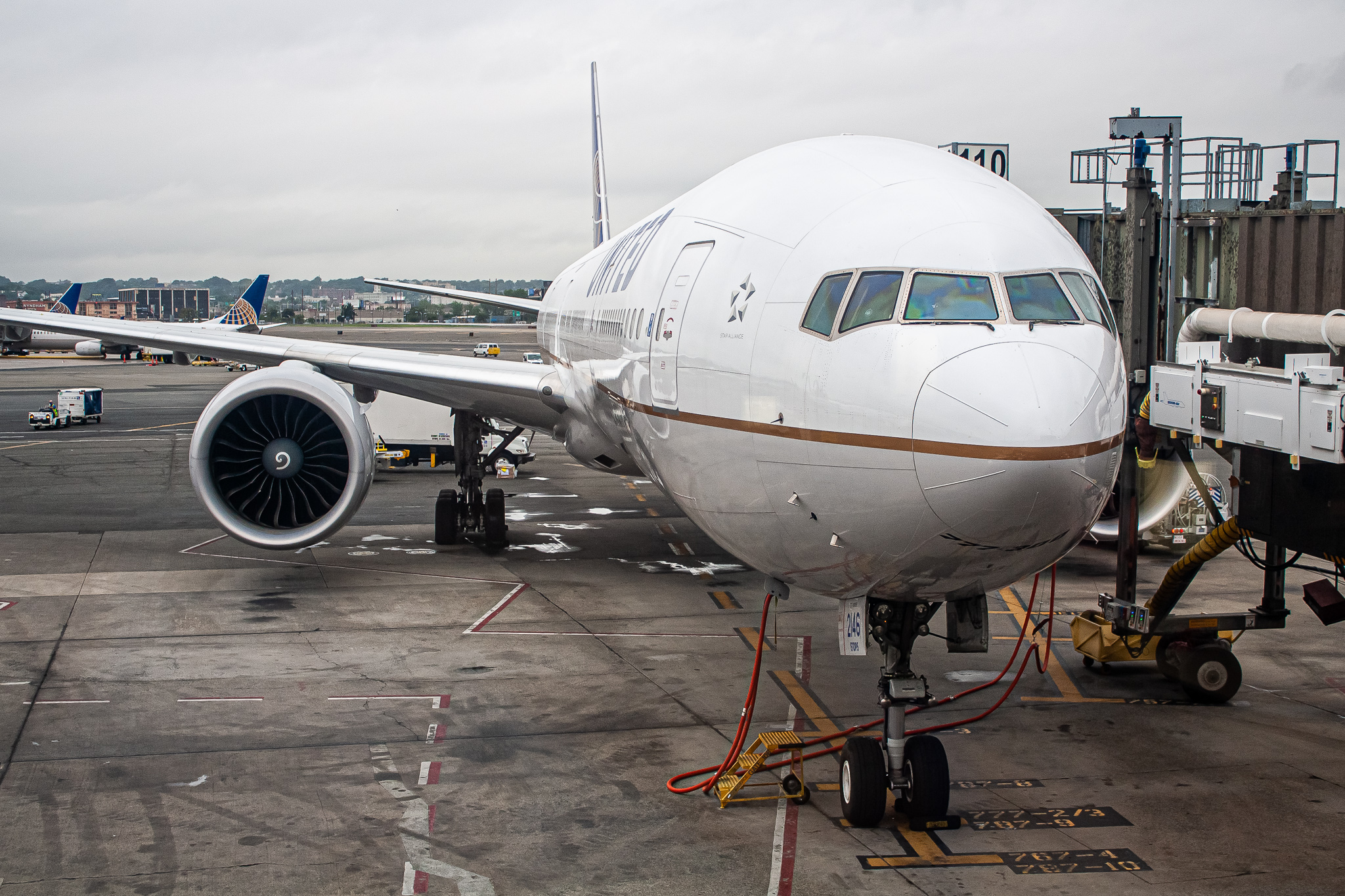 Full size: United Airlines Boeing 777-300ER N2846U at Newark Liberty International Airport