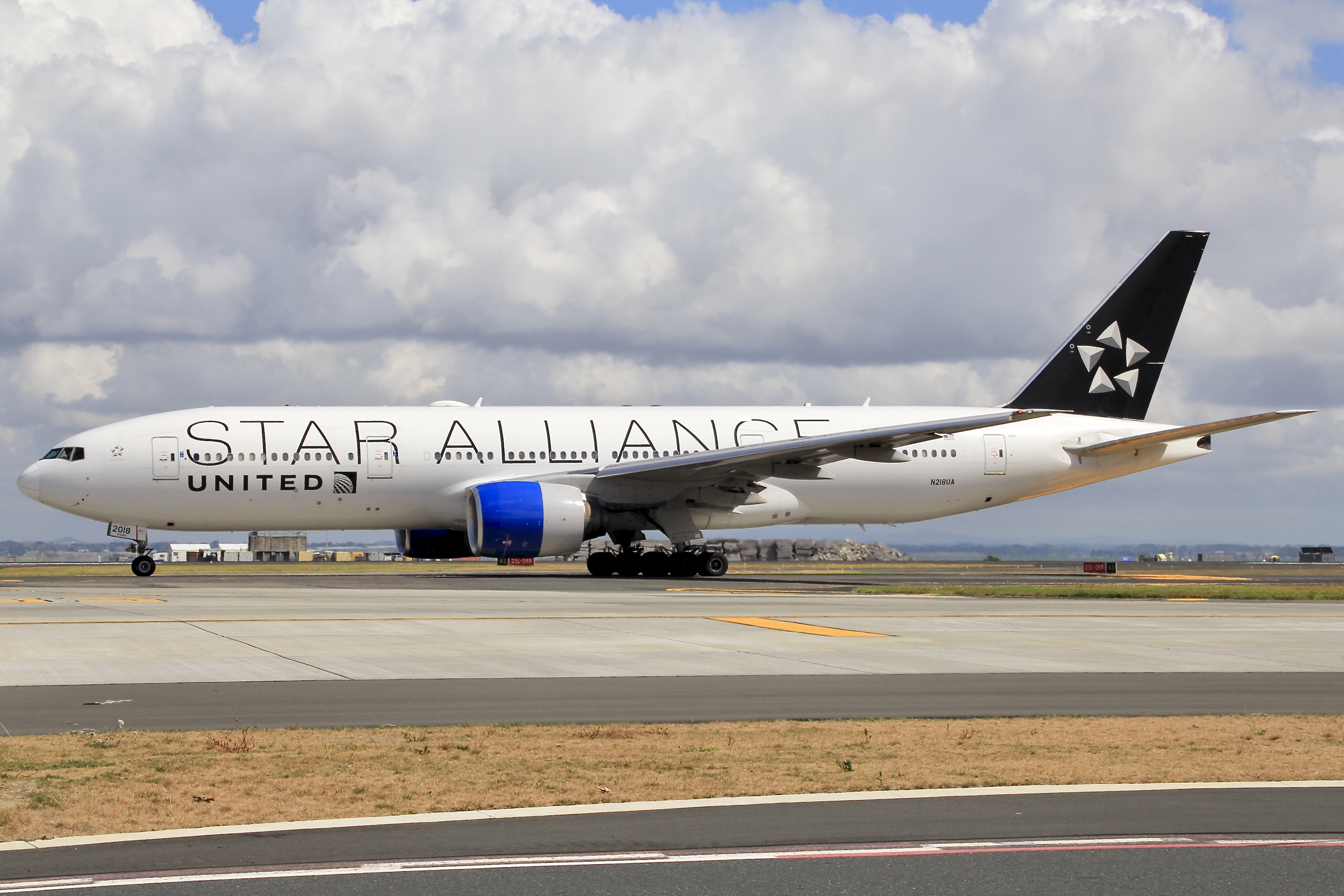 Full size: United Airlines Boeing 777-200ER N218UA at Auckland International Airport