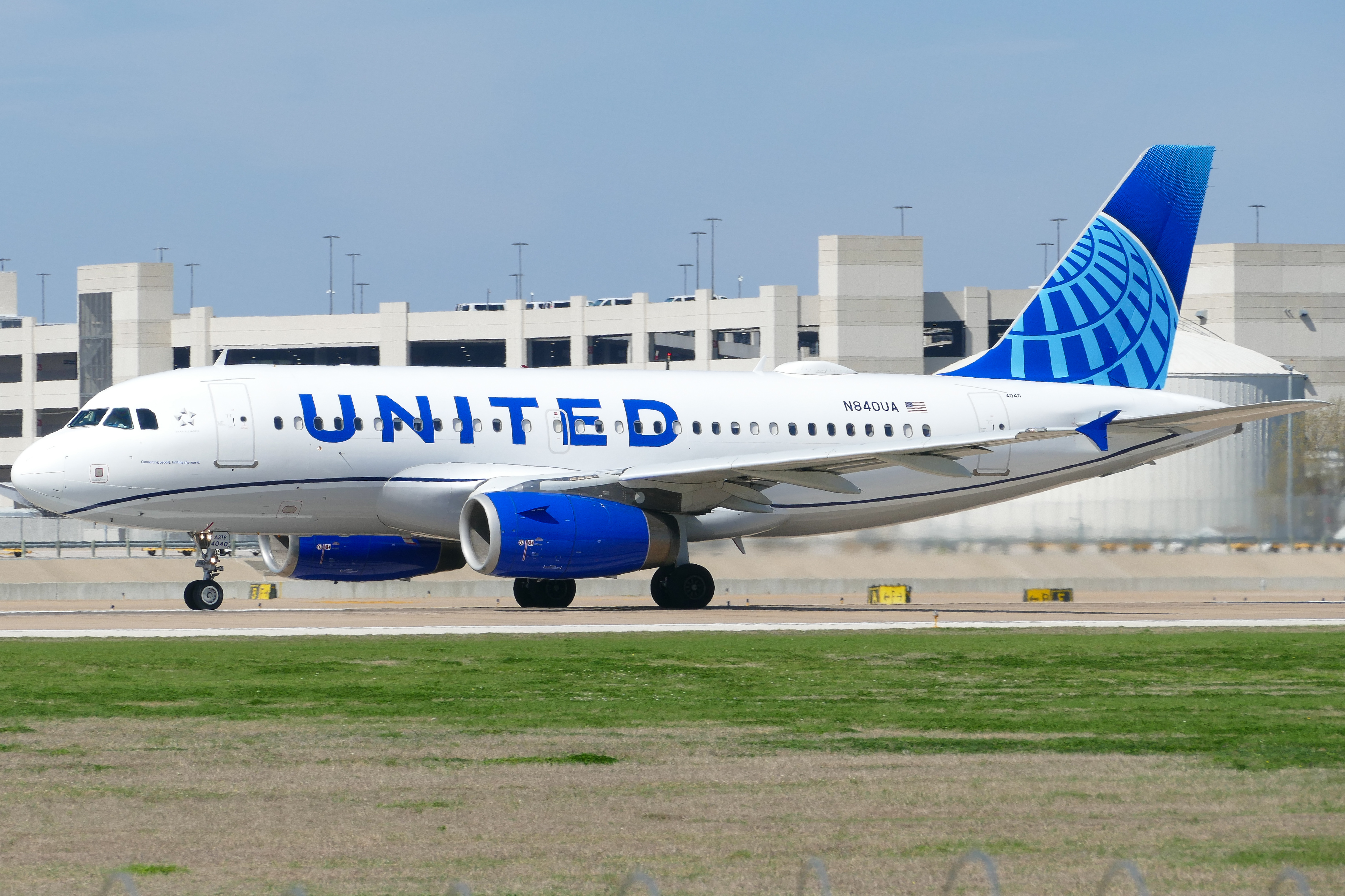 Full size: United Airlines Airbus A319 N840UA at Austin-Bergstrom International Airport