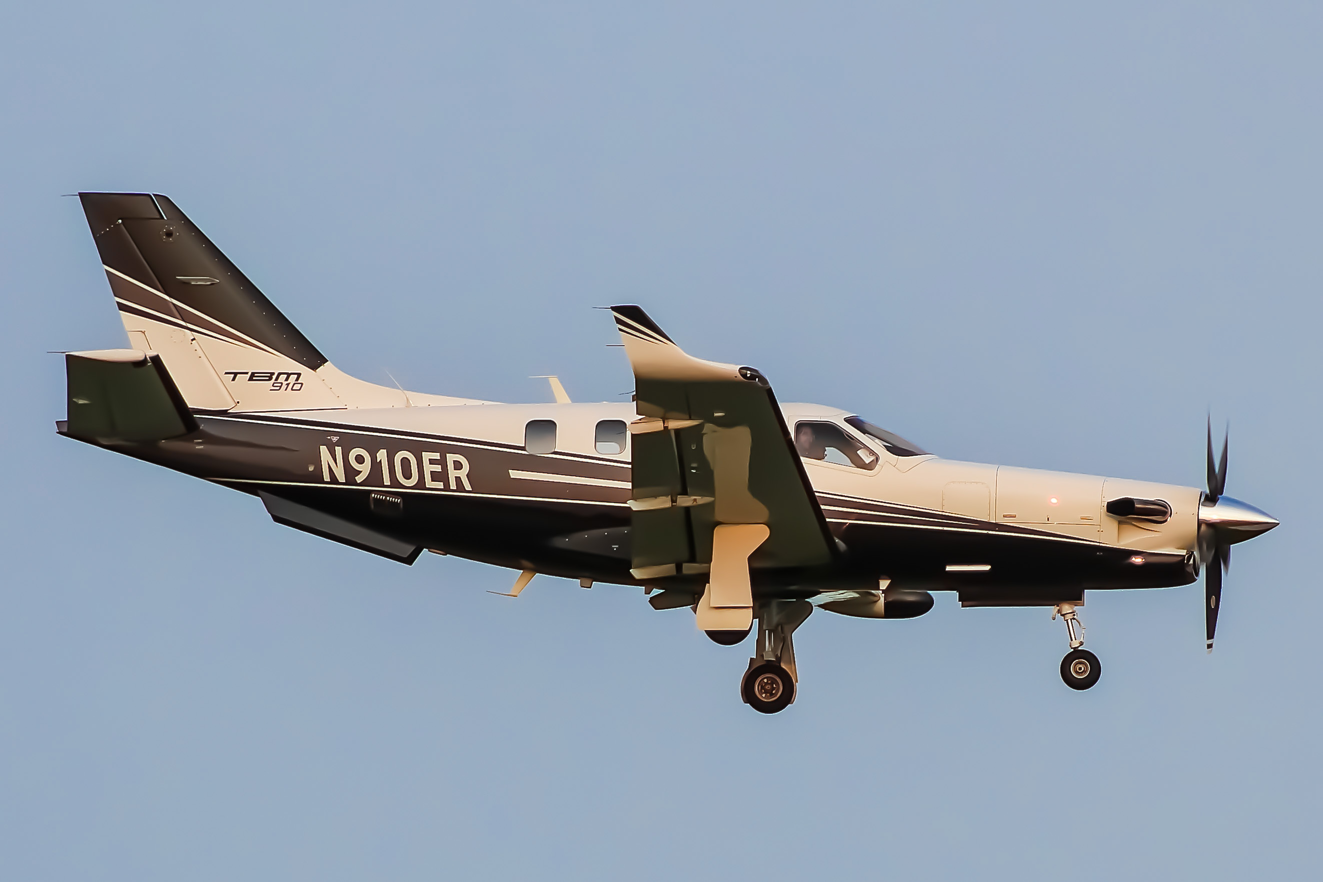 Full size: PRIVATE Socata TBM-910 N910ER at General Mitchell International Airport