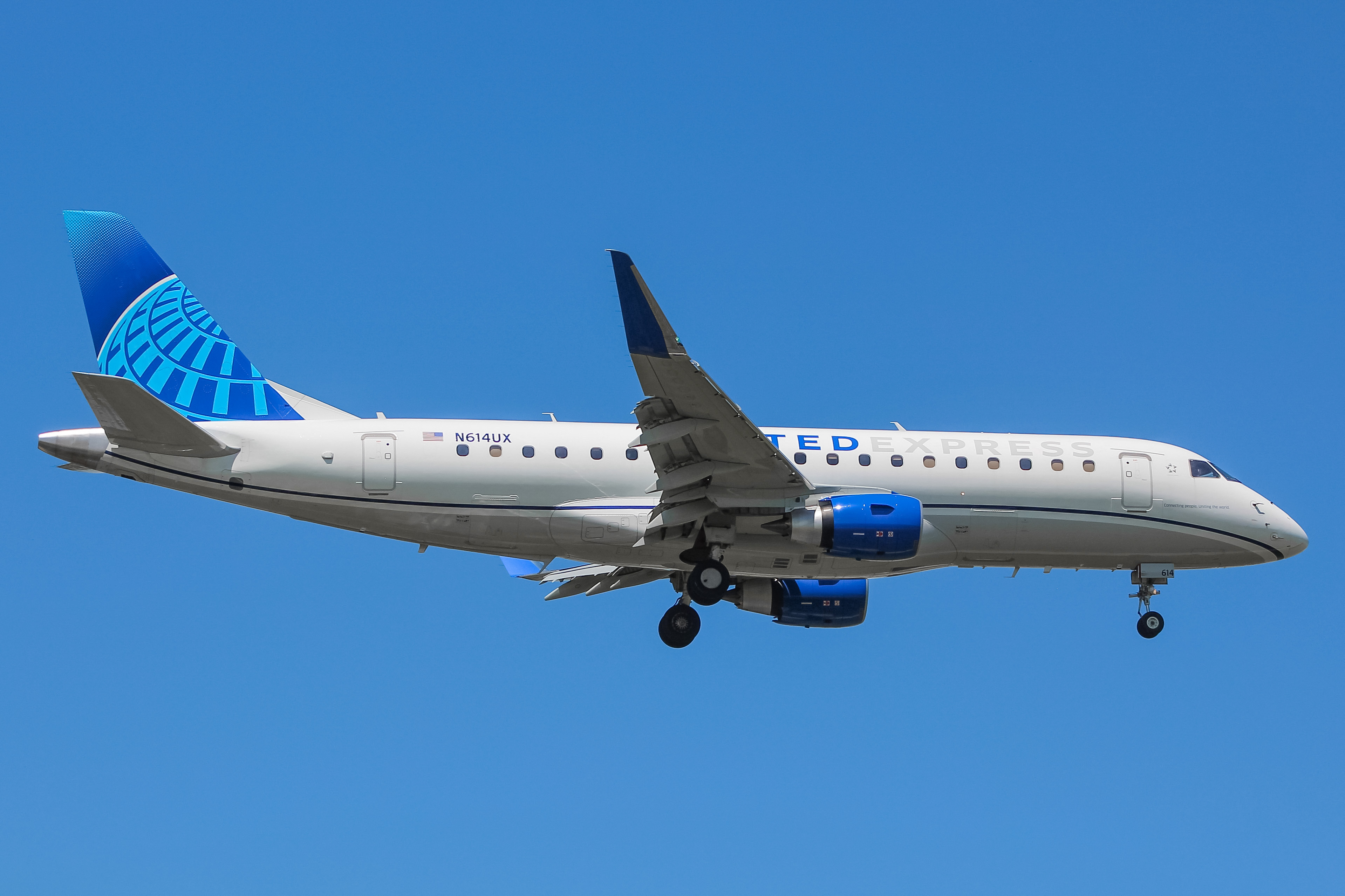 Full size: United Express Embraer E175 N614UX at General Mitchell International Airport