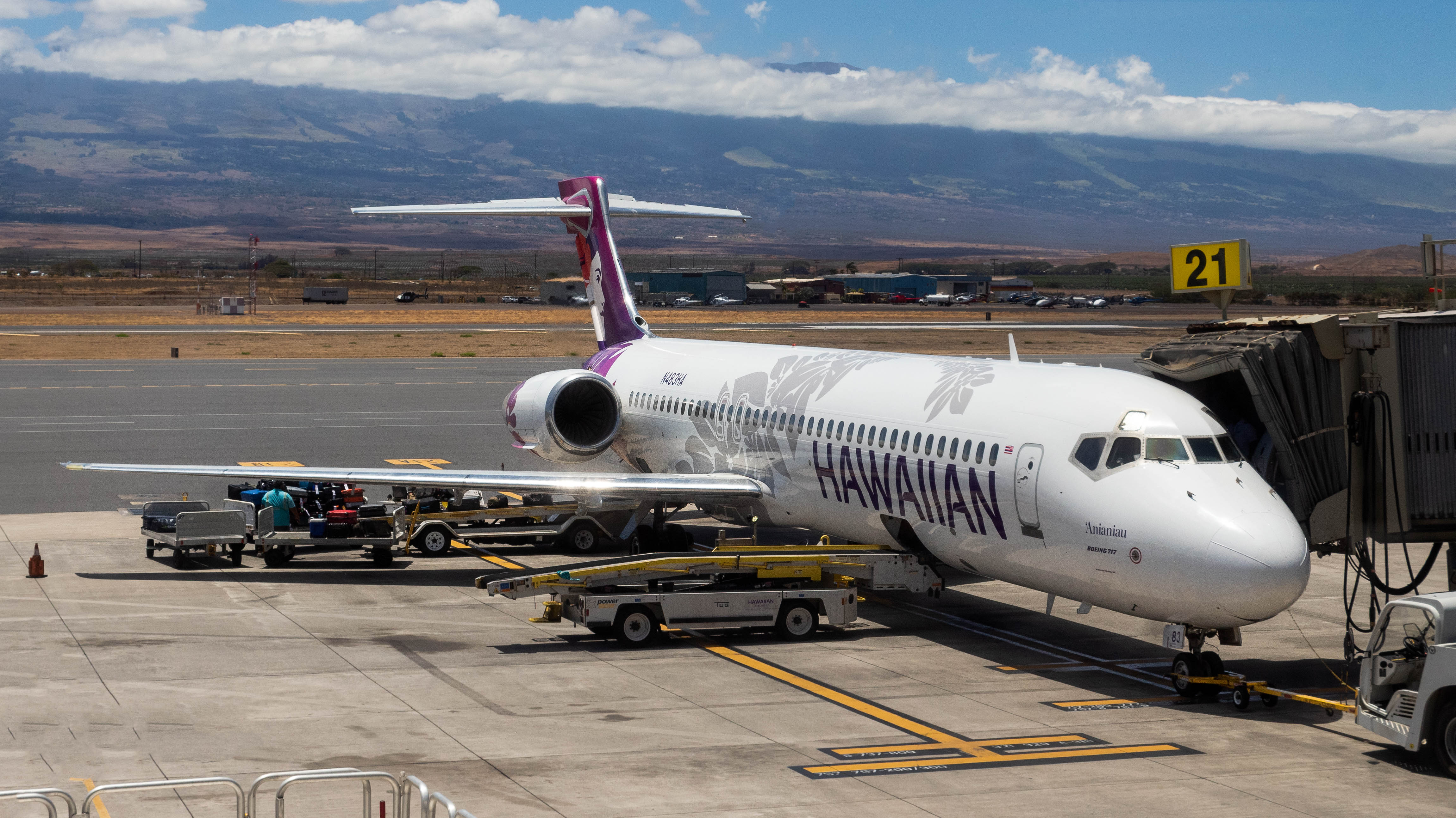 Full size: Hawaiian Airlines Boeing 717-200 N483HA at Kahului Airport