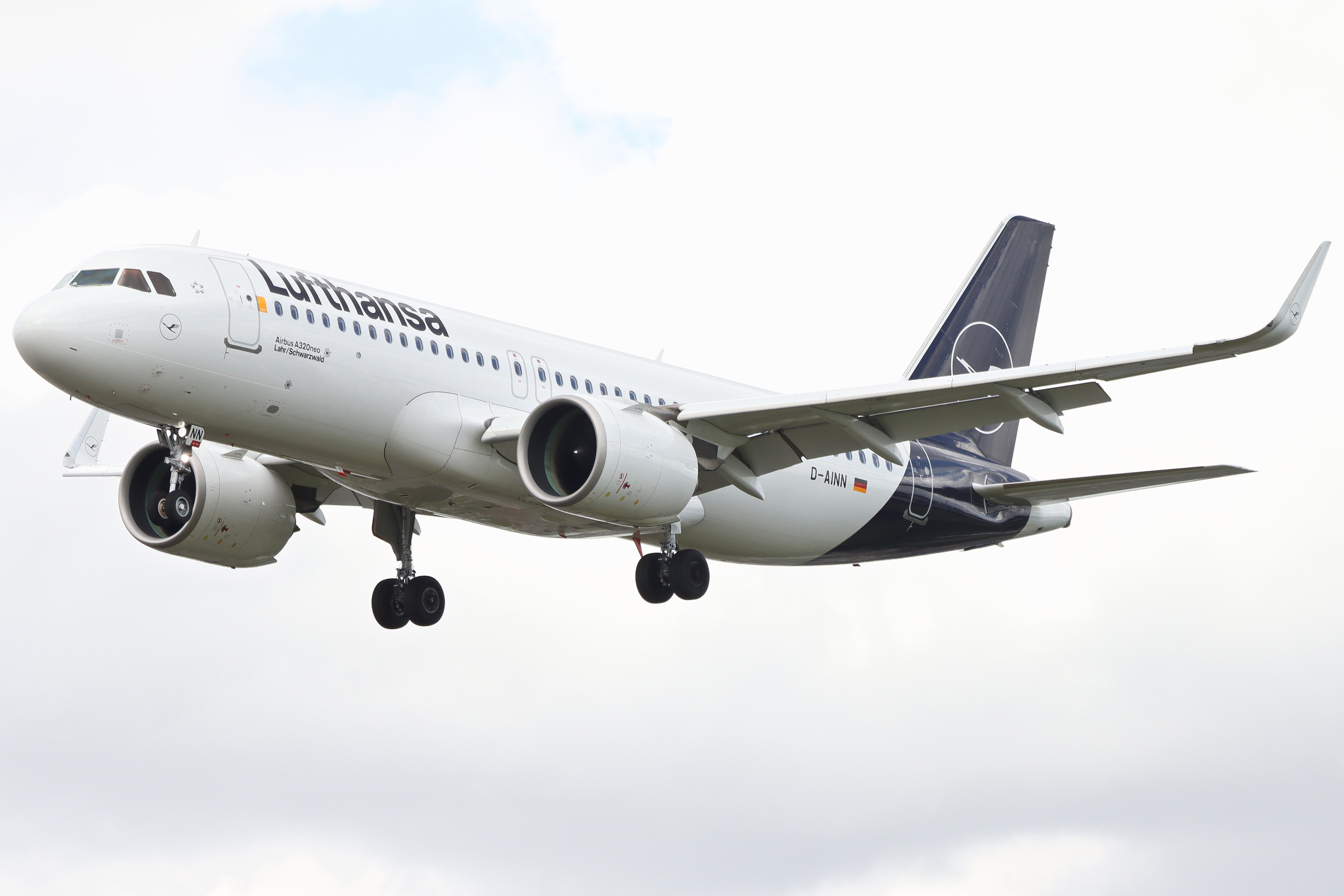 Full size: Lufthansa Airbus A320neo D-AINN at London Heathrow International Airport
