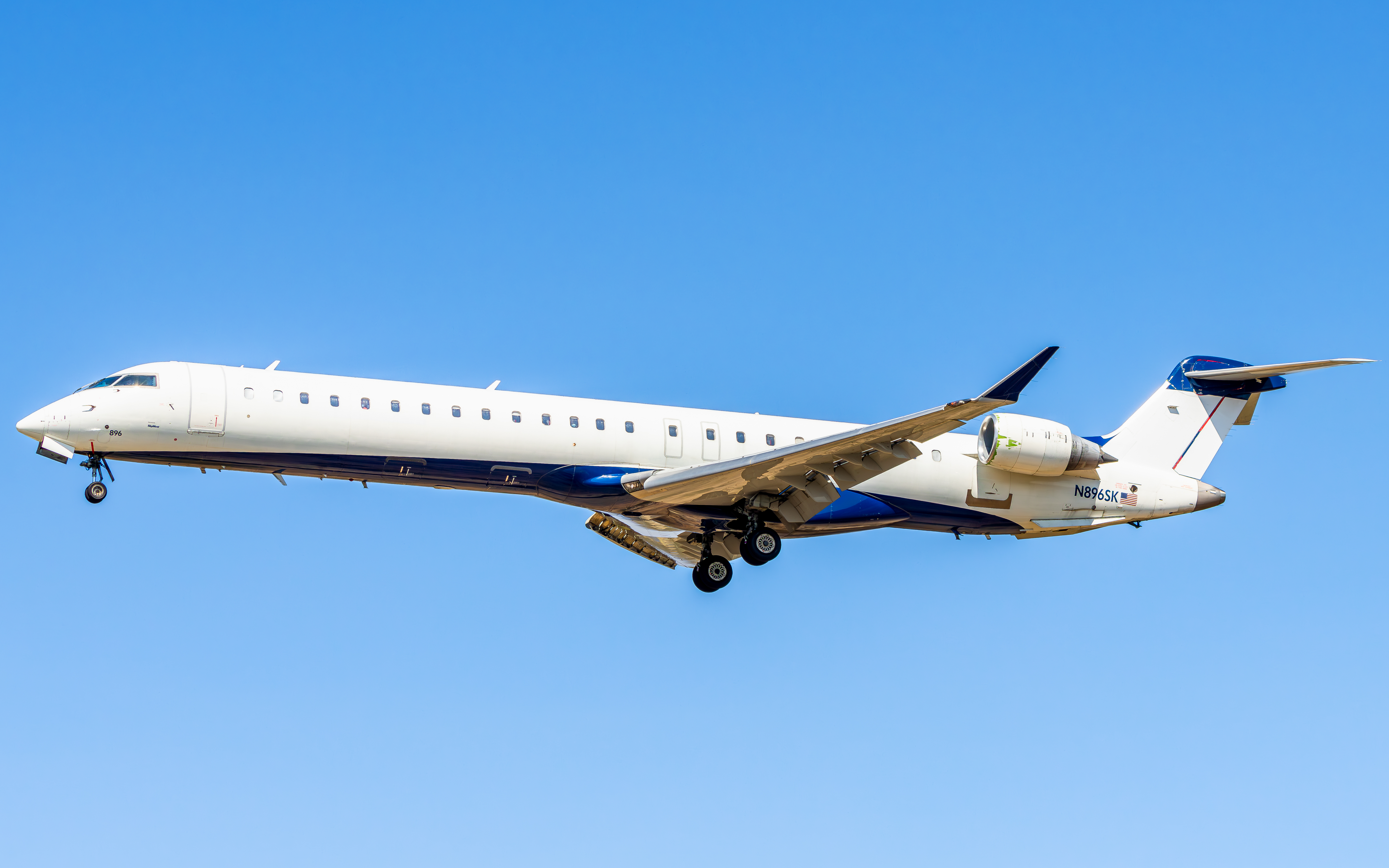Full size: SkyWest Airlines Mitsubishi CRJ-900 N896SK at Roberts Field Airport